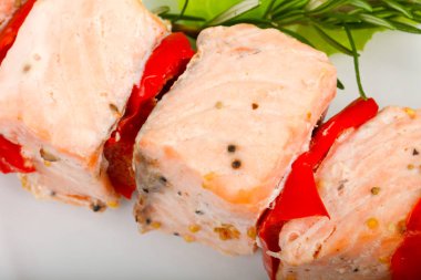 Biber ve limon ile som balığı şiş