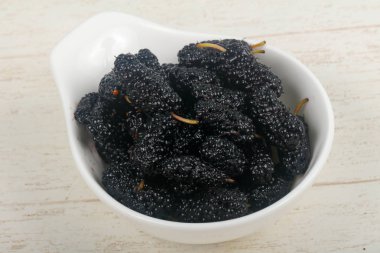 Siyah dut yığın beyaz plaka