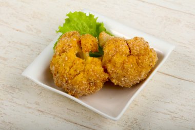 Beyaz masa üzerinde diyet gevrek karnabahar