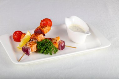 Sebze ile som balığı şiş