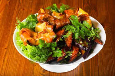 Fırında patlıcan ve biber otlar ile