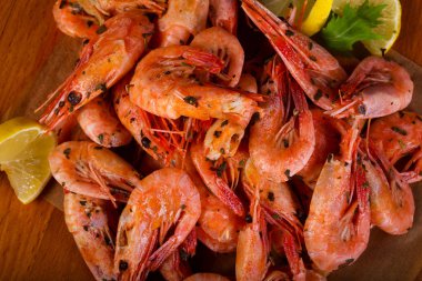 Limon ve otlar ile haşlanmış karides