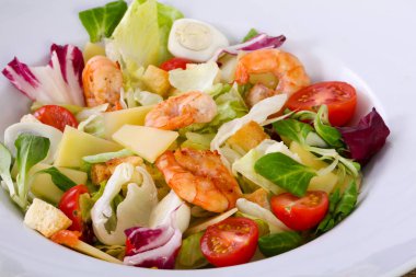 Sezar karides ve kiraz domates ile