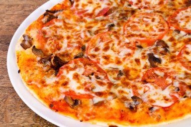 Peynir ve domates mantarlı pizza