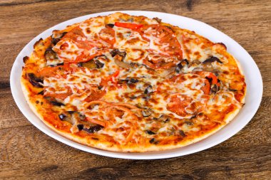 Patlıcan ve peynirli pizza