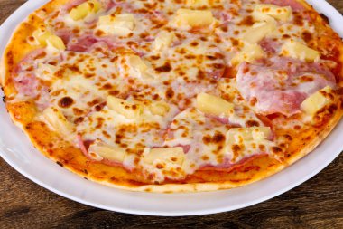 Jambonlu ve peynirli pizza