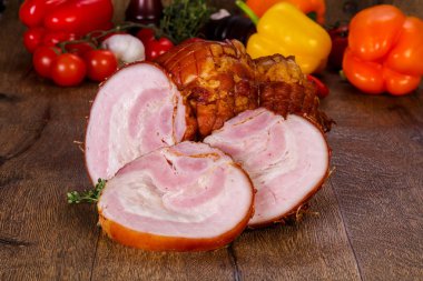 Domuz eti ahşap arka plan üzerinde füme