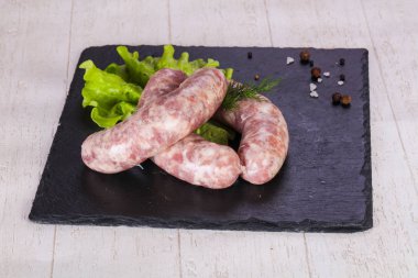 Çiğ domuz sosisi grill için hazır