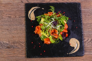 Somon ve fındık soslu avakado salatası