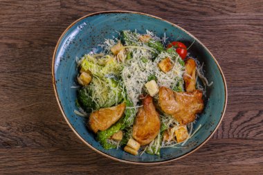 Tavuk ve parmesan peynirli sezar salatası.