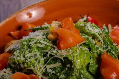 Somon ve parmesan peynirli Sezar salatası.