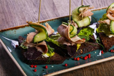 Kırmızı biber et ve cucucmber ile tapas hizmet