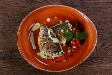 Izgara dorada filetosu domates ve soğan servis