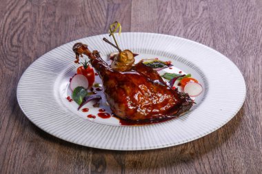 Ördek bacak armut ve sos ile