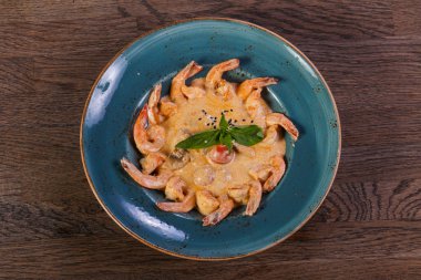 Fesleğen yaprakları servis soslu karides kokteyl