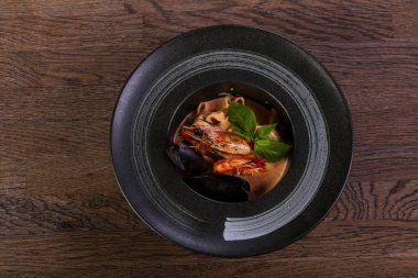 Fesleğen yaprakları ile deniz ürünleri makarna