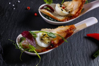 Yılan balığı ve Bıldırcın yumurta ile snack