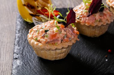 Limon kanepe karides salatası ile servis