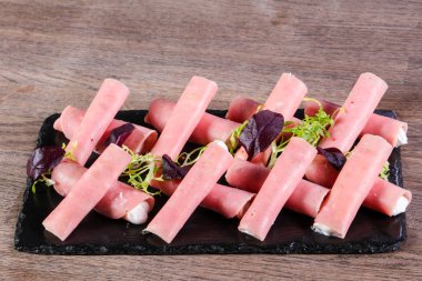 Ham plaka üzerinde peynir rulo dolması