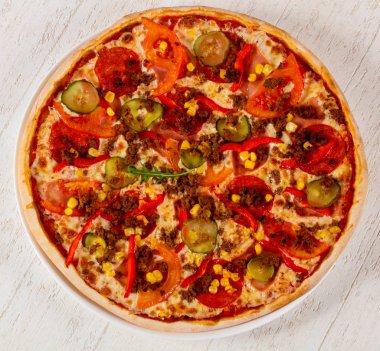 Kıyma ve domatesli pizza.