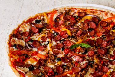 Sosis, peynir ve kıyma ile pizza