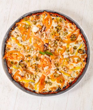 Deniz ürünleri ve sebze pizza