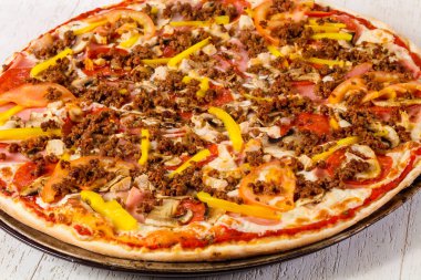 Kıyılmış et ve sebze pizza