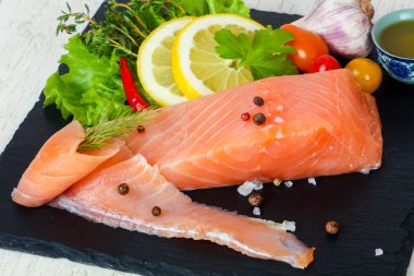 Baharat ile tuzlanmış somon fileto