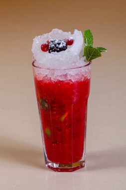 Nane yaprağı ile Berry güler yüzlü