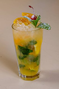 Mojito ile portakal kiraz hizmet