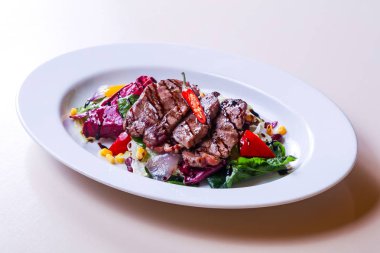 Sebze ve soslu ızgara domuz eti.