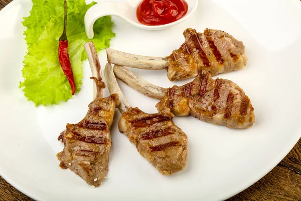 Gegrild Lamsvlees Met Tomatensaus Geserveerd Salade Bladeren — Stockfoto