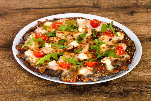 Somonlu pizza ve roka peynirli mozzarella.