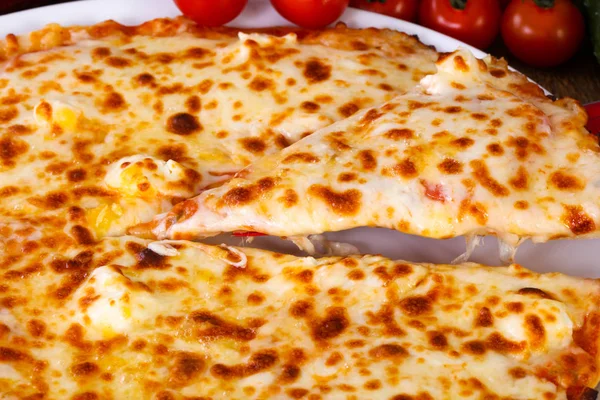 Välsmakande Fyra Ost Pizza — Stockfoto