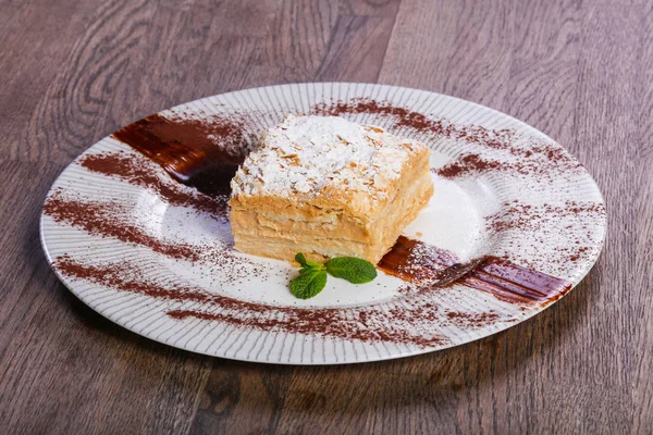 Leckeren Napoleonkuchen Serviert Minzblätter — Stockfoto