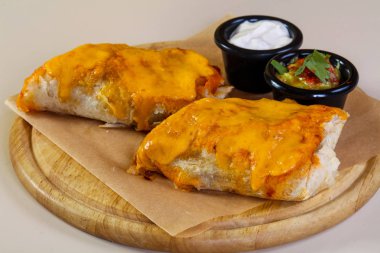 İki soslu tavuklu böreği