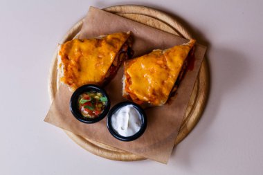 İki soslu tavuklu böreği