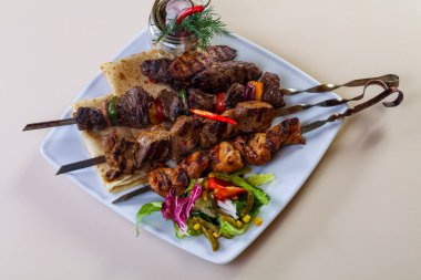 Barbekü et ve sebze tabağı.