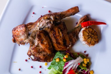 Tavuk budu ve salata karışımı.