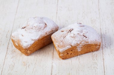 Ahşap arka plan üzerinde tatlı lezzetli muffins