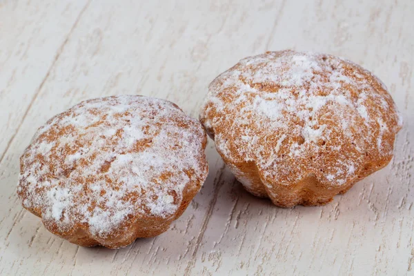 Leckere Und Süße Gebackene Muffins Mit Puderzucker Überzogen — Stockfoto