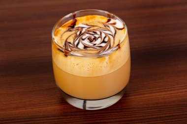  Kapuçino tabloda kahve Kupası