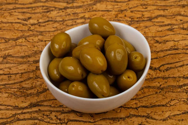Olive Verdi Nella Ciotola Sopra Bacino Legno — Foto Stock