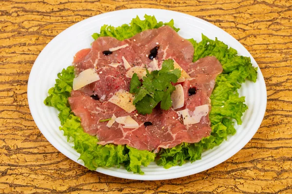 Carpaccio Carne Com Queijo Parmesão Folhas Salada — Fotografia de Stock