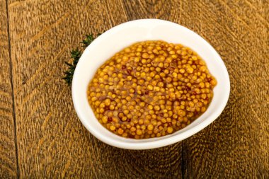 Dijon hardal sos kabın içinde kekik