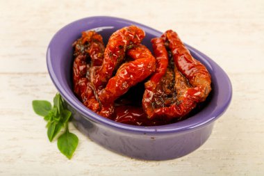 Fesleğen yapraklı kuru domates.