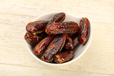 Meyve kabında tatlı hurmalar.
