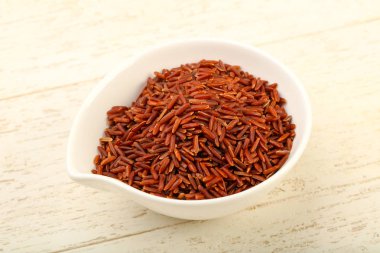 Kase ahşap arka plan üzerinde ham kahverengi pirinç