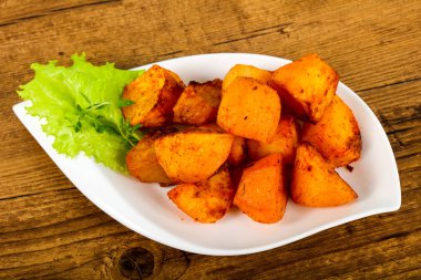 Otlu fırında patates.