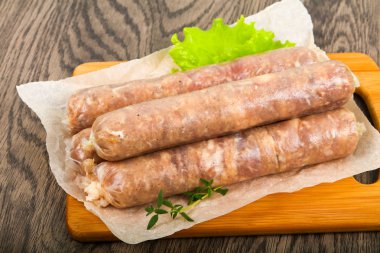 Doğal sosis ızgara veya kızartma için